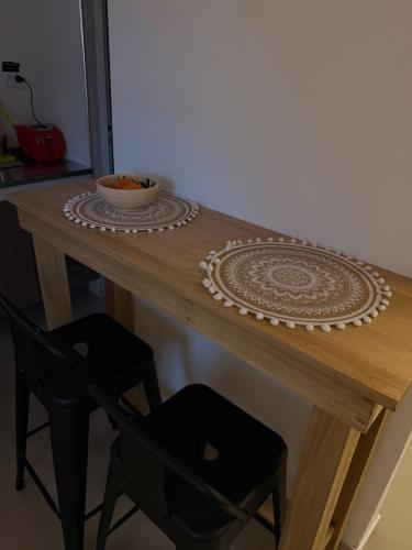 una mesa de madera con un plato de comida. en Cocheras Ezeiza Victoria, en Ezeiza