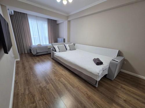 基希讷乌Транзит Сервис 4 Аэропорт- Кишинёв的卧室里有一张床和一张沙发