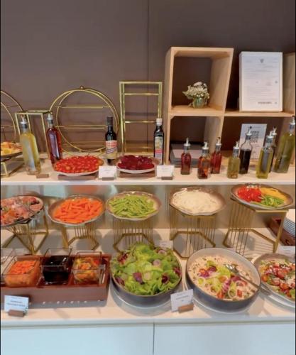 ein Buffet mit vielen verschiedenen Speisen in der Unterkunft Wyndham Garden Phuket Kamala in Kamala Beach
