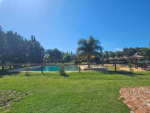 einen Park mit Pool und Rasenfläche in der Unterkunft La Maína Uribe Posada in Uribelarrea