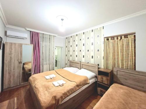 Un dormitorio con dos camas con toallas encima. en Guest house, en Akhaltsikhe