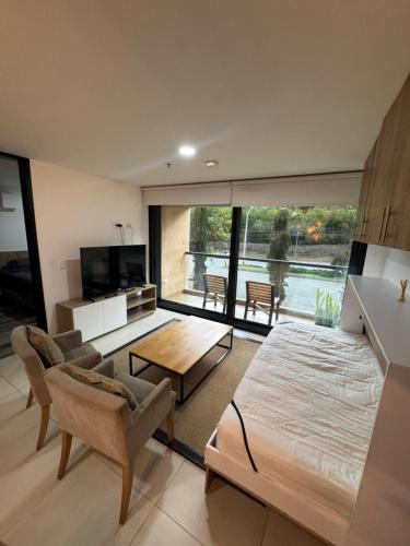 Postel nebo postele na pokoji v ubytování Hotel Rioverde Suite Cerca de Aeropuerto JMC