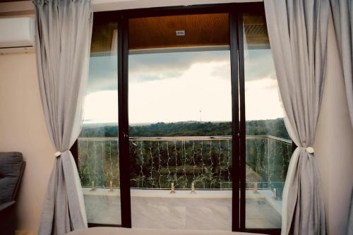 Zimmer mit einem Fenster und Aussicht in der Unterkunft Villa 360 in Calaca