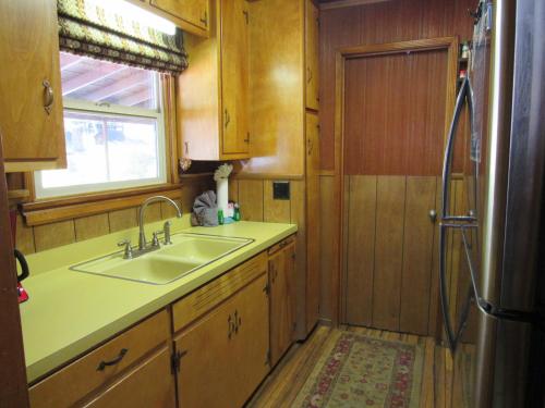 eine Küche mit Spüle und Fenster in der Unterkunft BristleCone II in Big Bear Lake
