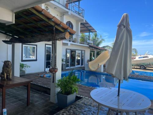 トルヒーヨにあるTrujillo sail clubのパラソルとプールのあるパティオ