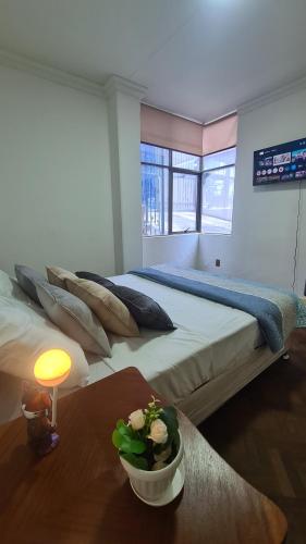 Postel nebo postele na pokoji v ubytování Tu Refugio Moderno en el Corazón de la Zona Sur