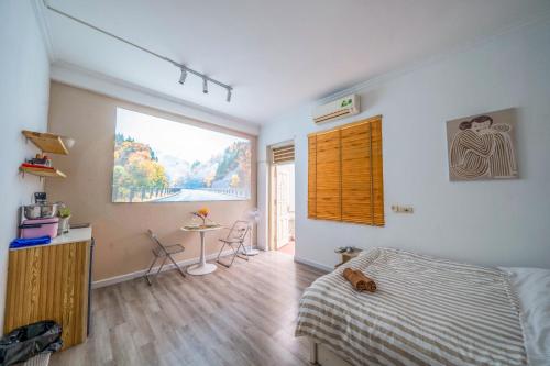 Una cama o camas en una habitación de Aimee House Vũ Miên