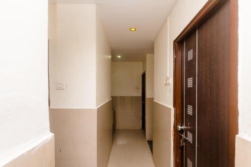 a hallway with a door leading into a room at Hotel O Diplomat in Sopāra