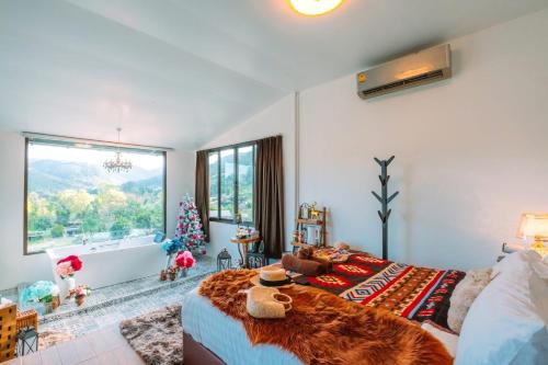 ein Wohnzimmer mit einem Bett und einem Weihnachtsbaum in der Unterkunft Ping fai camp inthanon in Chiang Mai
