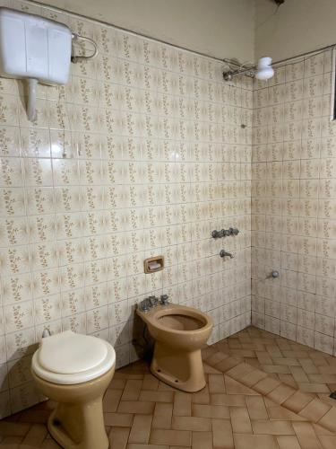 un baño con inodoro y bidé en Alojamiento a pasos de Asunción, en Fernando de la Mora