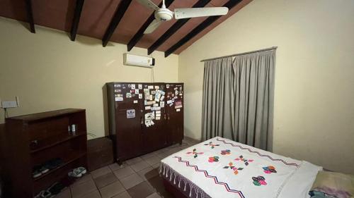 Un dormitorio con una cama y una cómoda. en Alojamiento a pasos de Asunción, en Fernando de la Mora