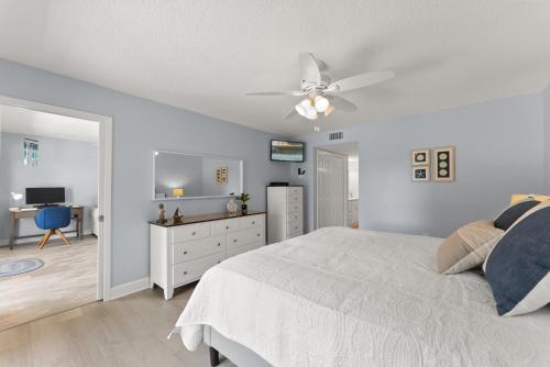 Postel nebo postele na pokoji v ubytování Canaveral Sands 4202