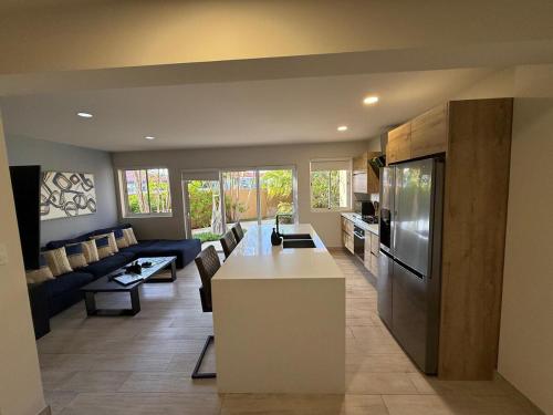 Kuchyň nebo kuchyňský kout v ubytování Luxury Townhouse 6 Minutes from Beach & Casino