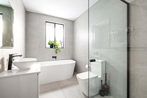 Ένα μπάνιο στο Charming Guildford Retreat - Bright Double Room Close to Green Spaces & Local Eats - Shared Bathroom