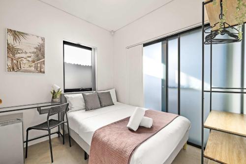 Ένα ή περισσότερα κρεβάτια σε δωμάτιο στο Charming Guildford Retreat - Bright Double Room Close to Green Spaces & Local Eats - Shared Bathroom