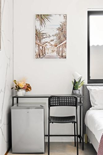 a bedroom with a desk and a chair next to a bed at Charming Guildford Retreat - Bright Double Room Close to Green Spaces & Local Eats - Shared Bathroom in Holroyd