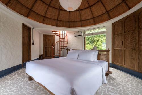 Postel nebo postele na pokoji v ubytování Paradise Retreat Hon Son