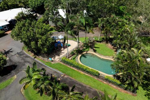an overhead view of a swimming pool in a park at Atherton Tourist Park in Atherton