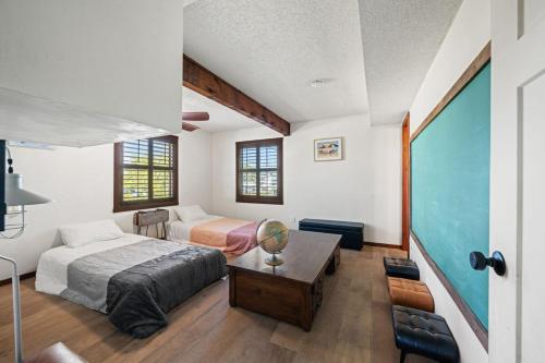 Ένα ή περισσότερα κρεβάτια σε δωμάτιο στο The Dogfish Dive Den!