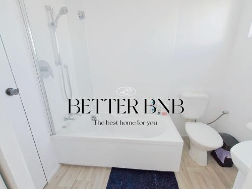 Ein Badezimmer mit Dusche und Toilette mit einem Schild, auf dem „Besser bb“ steht. in der Unterkunft Comfortable Stay for six and Perfect for Families in Lower Hutt