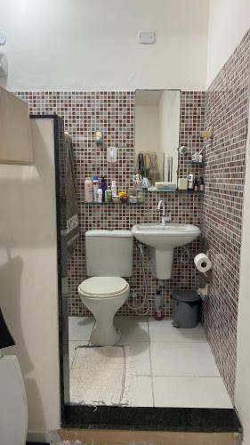 ein Badezimmer mit Toilette und Waschbecken in der Unterkunft Maracarib centro - 200m da praia in Maragogi