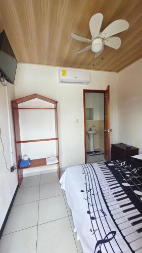 ein Schlafzimmer mit einem Bett und einem Deckenventilator in der Unterkunft Melody 78 Hostel & Suites in Estelí