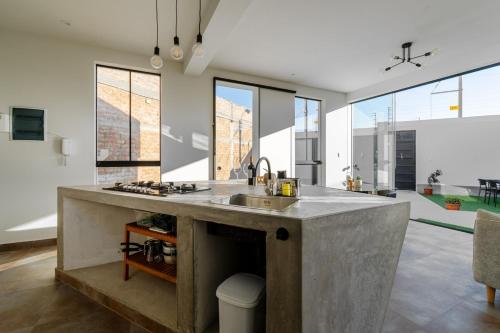 a large kitchen with a sink and a counter at Casa Viña Sol - Vive la ruta del Vino y del Pisco in Ica