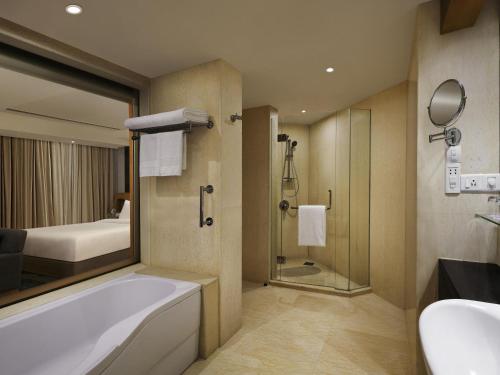 Koupelna v ubytování Novotel Hyderabad Convention Centre