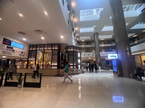 un grand centre commercial avec des gens qui y marchent dans l'établissement Vacation Stay at Resort Suites Bandar Sunway, à Kampong Penaga