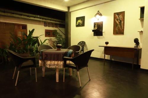 Un comedor con una mesa y sillas y un piano. en Karu's place, en Hikkaduwa