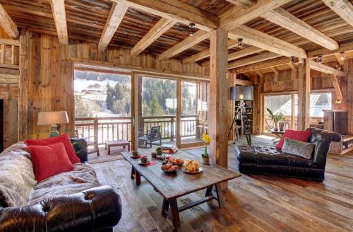 ein Wohnzimmer mit Sofa und Tisch in der Unterkunft Superb Chenalette Chalet in Morzine