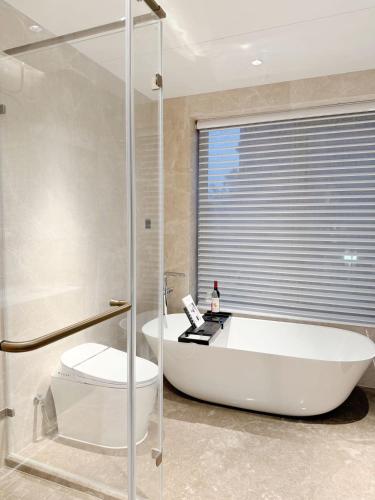 Ένα μπάνιο στο Aryas hub Oversized luxury designer decoration 4 bedrooms near the Guanyin Bridge