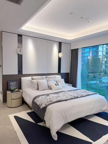 Ένα ή περισσότερα κρεβάτια σε δωμάτιο στο Aryas hub Oversized luxury designer decoration 4 bedrooms near the Guanyin Bridge