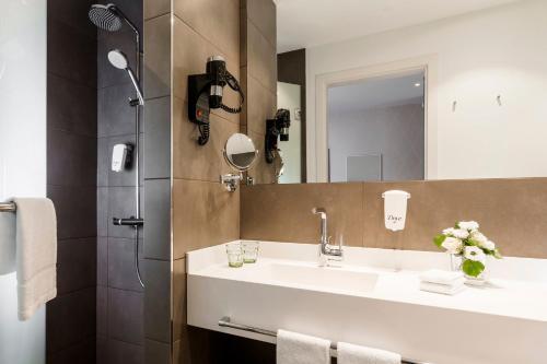 Phòng tắm tại Holiday Inn Dresden - Am Zwinger by IHG