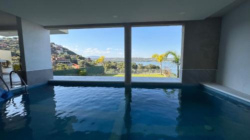 ein Schwimmbecken mit Blick auf das Wasser in der Unterkunft Casa del Lago in Presa Requena