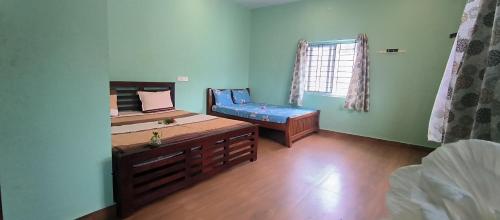 Ένα ή περισσότερα κρεβάτια σε δωμάτιο στο DayNight Residency by Bodhi Hideouts