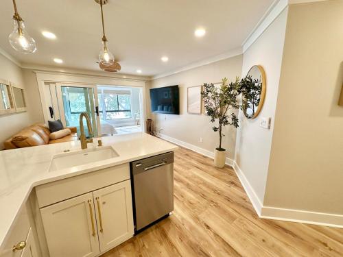 una cocina con fregadero y encimera en Bay Front Near Gulf - Elegant & Private Stay, en Niceville