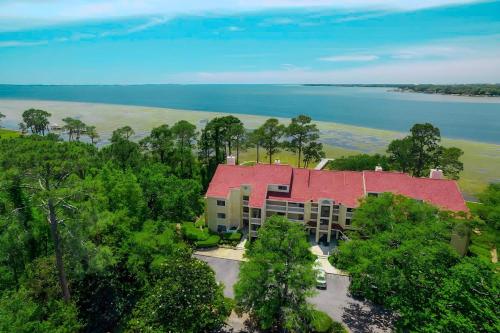 Una vista aérea de una casa con techo rojo. en Bay Front Near Gulf - Elegant & Private Stay, en Niceville