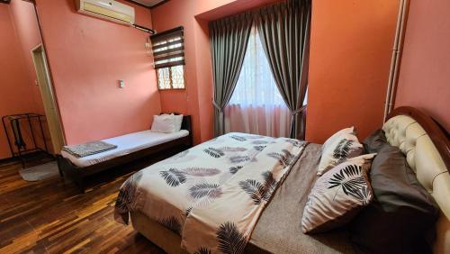 Ένα ή περισσότερα κρεβάτια σε δωμάτιο στο Afnaz Homestay Penang