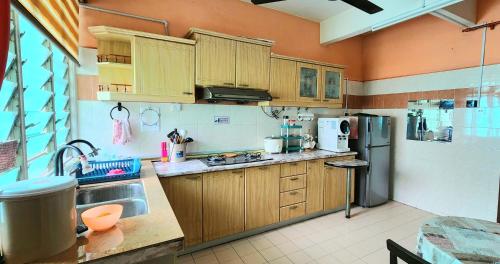 Η κουζίνα ή μικρή κουζίνα στο Afnaz Homestay Penang