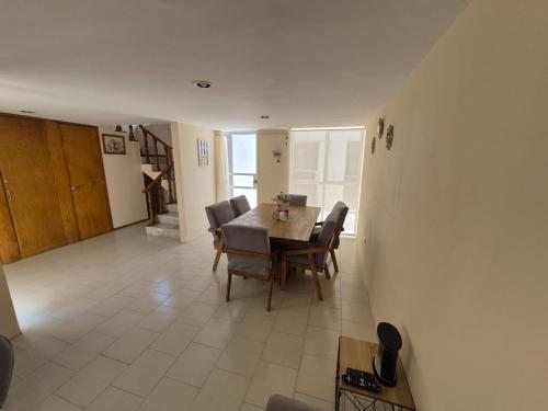 ein Esszimmer mit Tisch und Stühlen in der Unterkunft Casa puebla univ Politecnico in Puebla