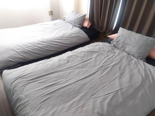 Ένα ή περισσότερα κρεβάτια σε δωμάτιο στο Sun and Moonホテル302