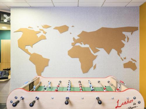 eine Wand mit einer Weltkarte darauf in der Unterkunft Aparthotel Adagio Access Paris Asnières in Asnières-sur-Seine