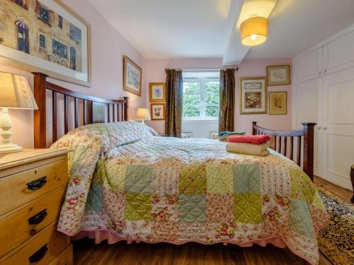 ein Schlafzimmer mit einem Bett mit einer Steppdecke darauf in der Unterkunft 2 bed property in Lechlade 40194 in Langford