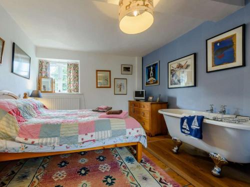 ein Schlafzimmer mit einem Bett und einer Badewanne in der Unterkunft 2 bed property in Lechlade 40194 in Langford
