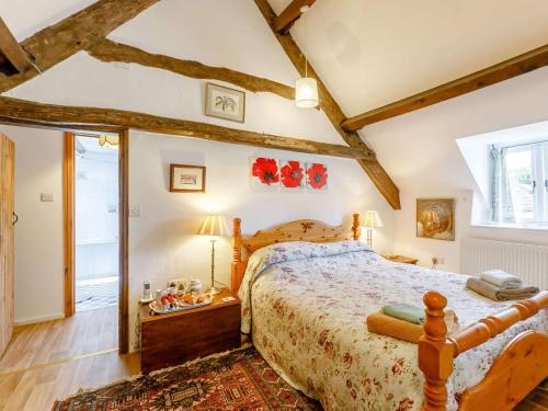 ein Schlafzimmer mit einem großen Bett mit Holzrahmen in der Unterkunft 2 bed property in Lechlade 40192 in Langford