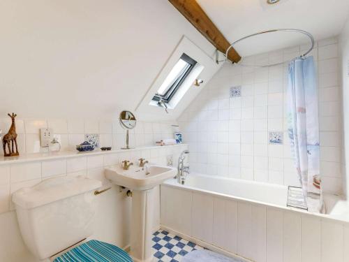 ein Badezimmer mit Waschbecken, Toilette und Badewanne in der Unterkunft 2 bed property in Lechlade 40192 in Langford