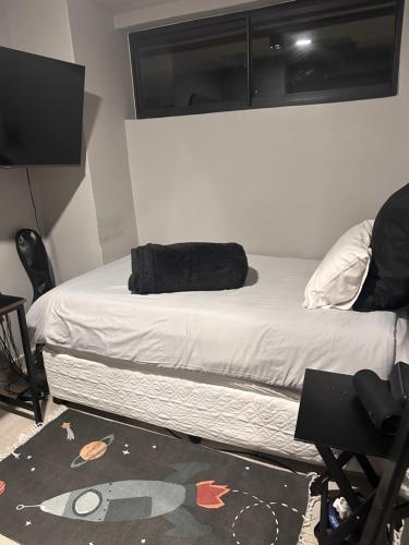 德班The Onyx Black的房间里的一张床上铺着一条黑毛巾