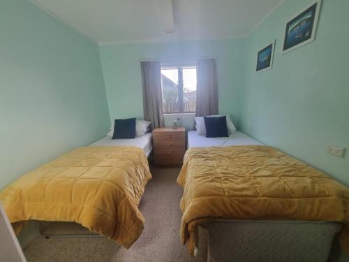 Postel nebo postele na pokoji v ubytování Hosts on the Coast Family Times