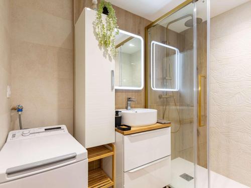 ein kleines Badezimmer mit Waschbecken und Dusche in der Unterkunft Studio 4 pers Saint Lary Village proche téléphérique - FR-1-296-533 in Saint-Lary-Soulan